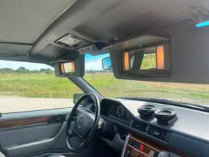 Image 18/81 de Mercedes-Benz 300 TE 4-Matic (1992)