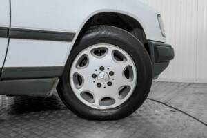 Image 44/50 of Mercedes-Benz 200 (1986)