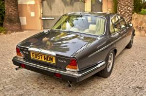Image 7/50 of Jaguar XJ 12 (1988)