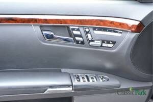 Image 17/50 of Mercedes-Benz S 500 (2006)