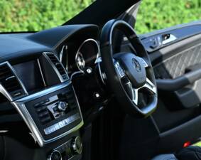 Image 36/49 of Mercedes-Benz ML 63 AMG (2013)