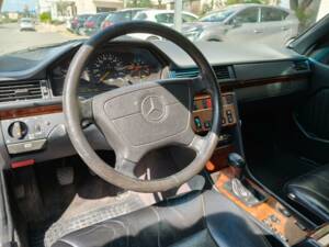 Image 10/35 of Mercedes-Benz E 200 (1995)
