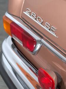 Image 22/57 of Mercedes-Benz 280 SE 3,5 (1971)