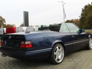 Immagine 4/8 di Mercedes-Benz E 200 (1995)