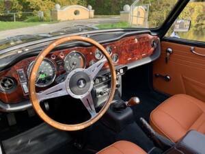 Image 14/25 of Triumph TR 250 (1968)