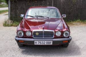 Image 2/44 of Jaguar XJ 12 (1990)