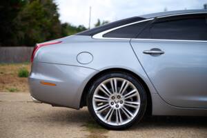 Bild 26/50 von Jaguar XJ 5.0 (2010)