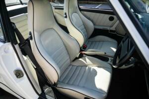 Image 31/38 of Porsche 911 Carrera 4 (1990)