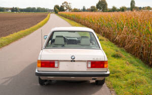 Image 12/80 of BMW 320i (1983)