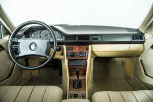 Image 7/50 of Mercedes-Benz 300 TD (1986)