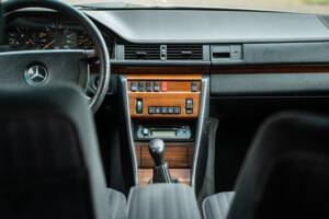 Imagen 35/72 de Mercedes-Benz 250 TD (1991)