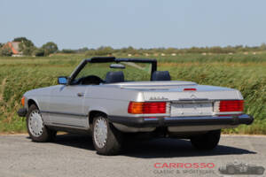 Immagine 2/50 di Mercedes-Benz 560 SL (1988)