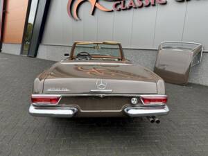 Image 10/36 de Mercedes-Benz 250 SL (1968)