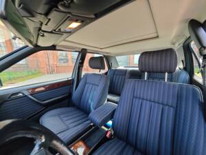 Bild 9/26 von Mercedes-Benz 300 E (1991)