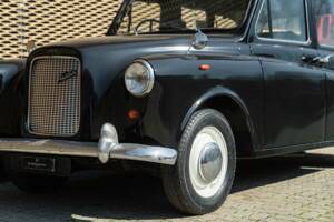 Image 18/34 of Austin FX 4 D London Taxi (1961)