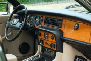 Image 14/50 of Jaguar XJ 6 4.2 (1985)