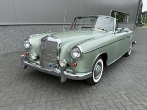 Image 2/50 of Mercedes-Benz 220 S Cabriolet (1958)