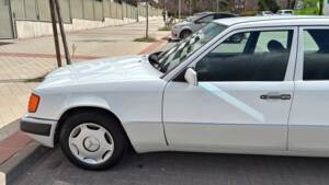 Immagine 6/33 di Mercedes-Benz 230 E (1992)