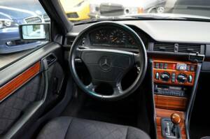 Image 24/36 de Mercedes-Benz E 220 T (1993)