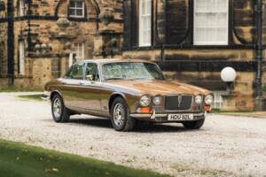 Image 10/50 of Jaguar XJ 12 (1972)