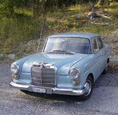 Image 2/4 of Mercedes-Benz 200 (1967)