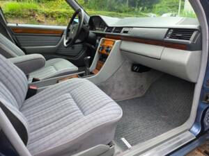 Afbeelding 41/54 van Mercedes-Benz 200 E (1992)