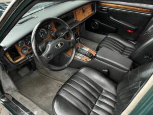 Image 2/8 of Jaguar XJ 12 (1991)