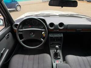 Image 21/66 of Mercedes-Benz 200 T (1984)