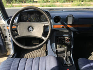 Image 9/13 of Mercedes-Benz 200 (1983)