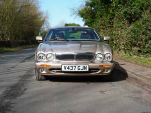 Image 2/19 of Jaguar XJ 8 Sovereign (1999)