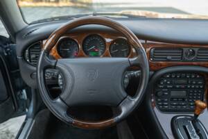 Image 45/50 de Jaguar XJ 8 Executive (1997)