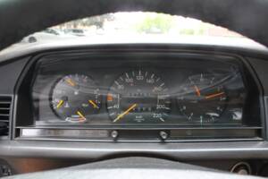 Image 13/27 of Mercedes-Benz 190 E (1987)