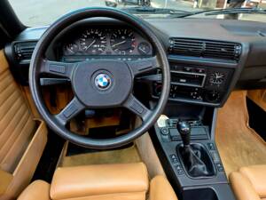 Bild 23/31 von BMW 320i (1988)