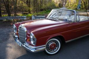 Afbeelding 2/14 van Mercedes-Benz 220 SE b (1963)
