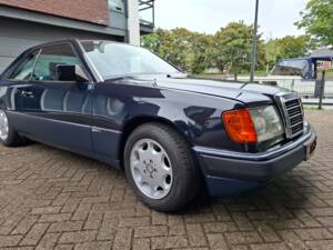 Immagine 8/14 di Mercedes-Benz 230 CE (1992)