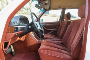 Image 17/50 de Mercedes-Benz 280 S (1988)