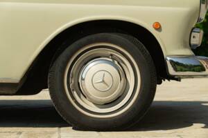 Image 22/50 of Mercedes-Benz 200 (1966)