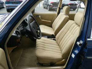 Imagen 9/21 de Mercedes-Benz 200 D (1984)