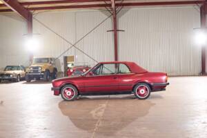 Image 2/45 of BMW 320i (1990)
