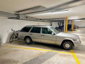 Image 3/11 of Mercedes-Benz E 300 Turbodiesel T (1996)