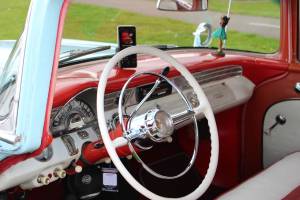 Image 18/37 of Pontiac Chieftain (1956)