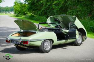 Image 21/60 de Jaguar E-Type (1969)