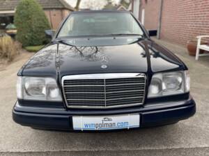 Image 22/25 of Mercedes-Benz E 200 (1996)