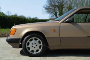 Image 20/46 de Mercedes-Benz 300 CE (1988)