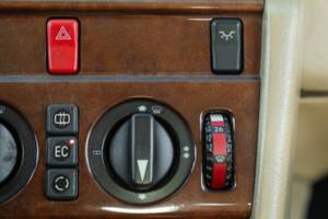 Afbeelding 31/50 van Mercedes-Benz 200 CE (1992)