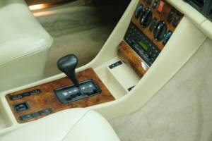 Bild 36/50 von Mercedes-Benz 380 SE (1984)