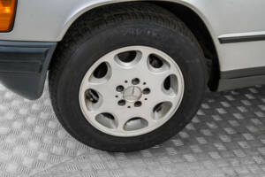 Image 22/50 of Mercedes-Benz 190 E (1986)