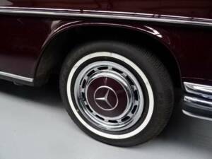 Image 6/32 de Mercedes-Benz 280 SE 3,5 (1971)