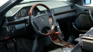 Image 4/30 de Mercedes-Benz E 220 (1995)