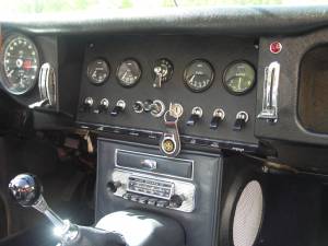 Image 12/37 of Jaguar E-Type 4.2 (1966)